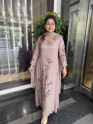 Avika suit